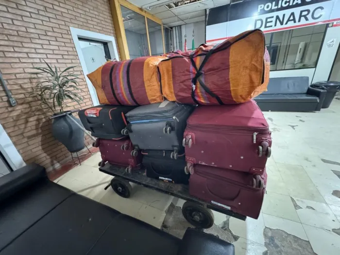 Estrangeiros são presos transportando quase 400 kg de folhas de coca