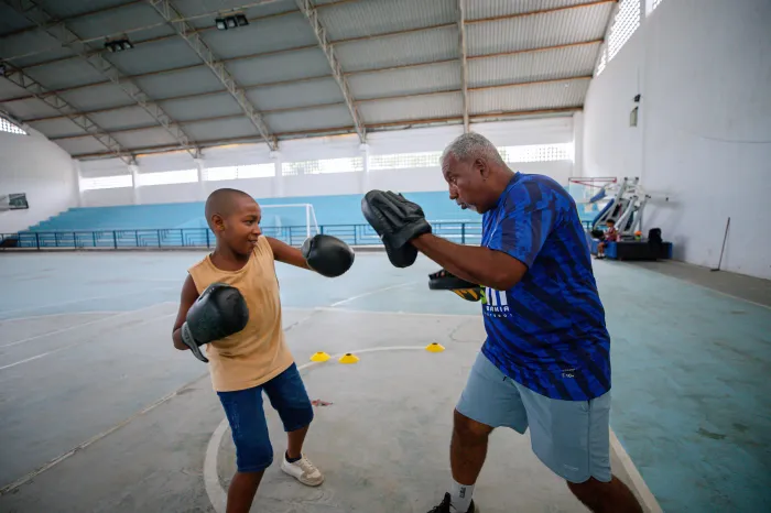 Prefeitura oferece aulas gratuitas de boxe para crianças e adolescentes