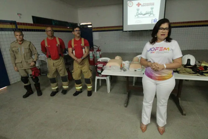 Profissionais das unidades educacionais da Capital participam de treinamento de combate a princípios de incêndio