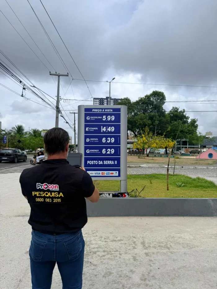 Pesquisa traz preço da gasolina se mantendo entre R$ 5,75 e R$ 6,06 e menor preço do álcool com redução de R$ 0,49