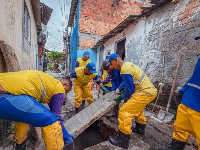 Prefeitura de Lauro de Freitas desobstrui canal no loteamento Sempre Verde, em Portão