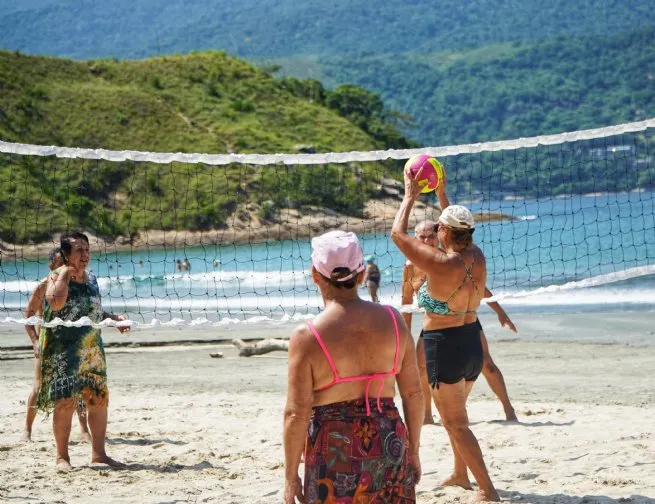 Prefeitura promove Encontro 60+ com atividades esportivas adaptadas na praia