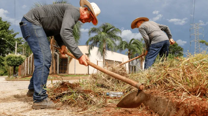Mutirão de limpeza avança no distrito