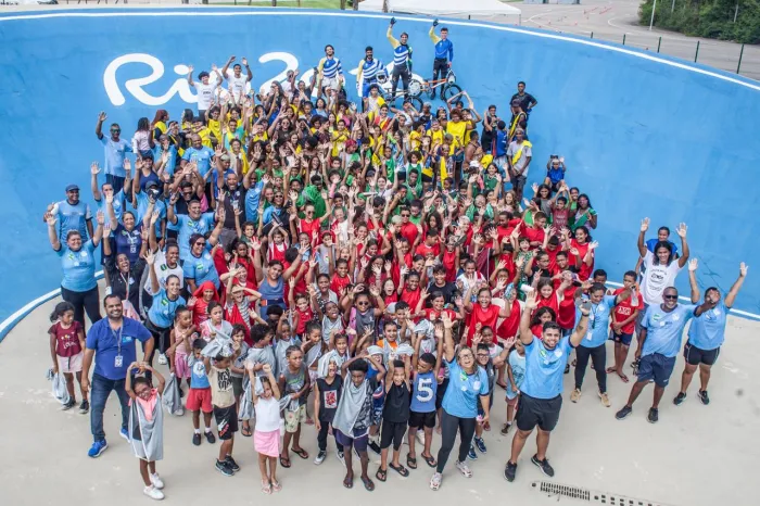 Atleta olímpico de ciclismo BMX apresenta modalidade a crianças da colônia de férias do Parque Radical de Deodoro