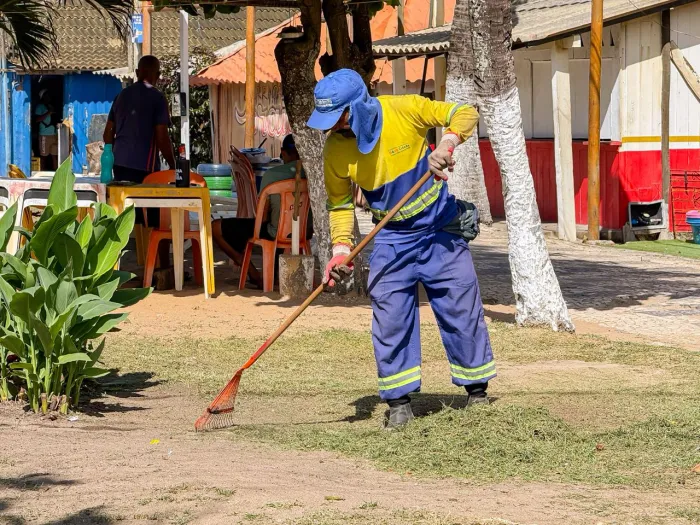 Praia de Buraquinho recebe mutirão de limpeza para os festejos de Iemanjá