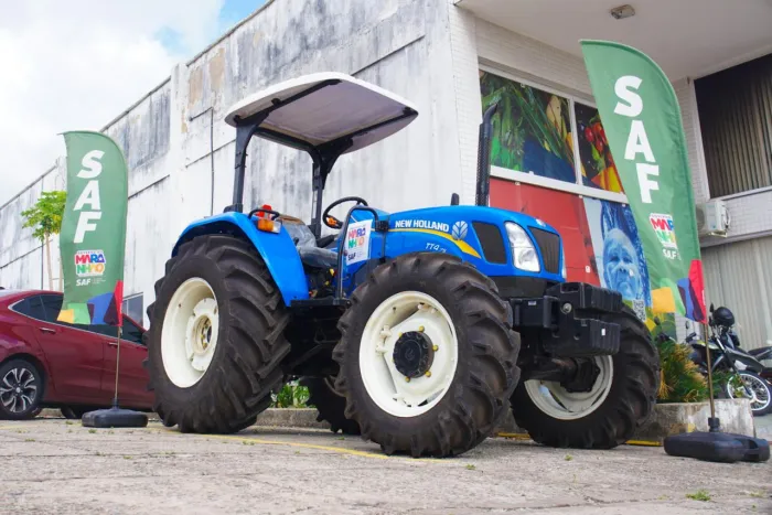 SAF entrega trator para associação de agricultores de Barreirinhas