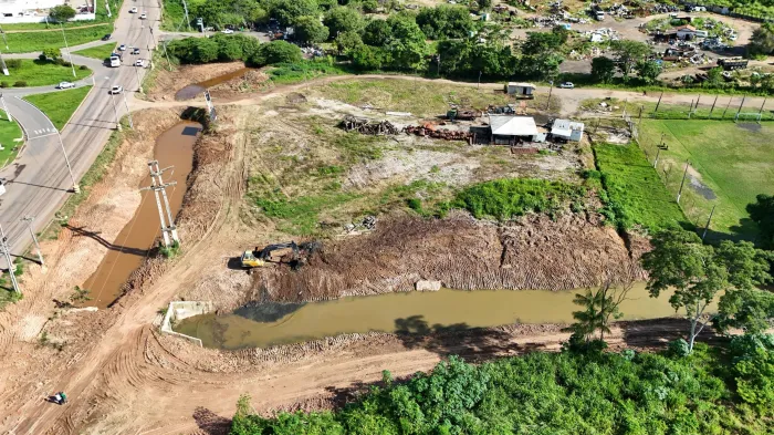 SSAM: Prefeitura intensifica força-tarefa de limpeza em valas e canais nos bairros