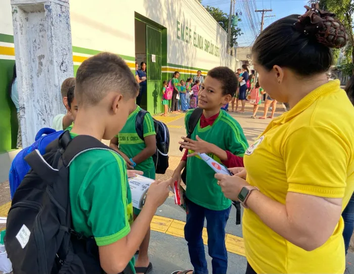 DMTU: Departamento promove ação de educação no trânsito em frente à Escola Elinda Simplício Costa