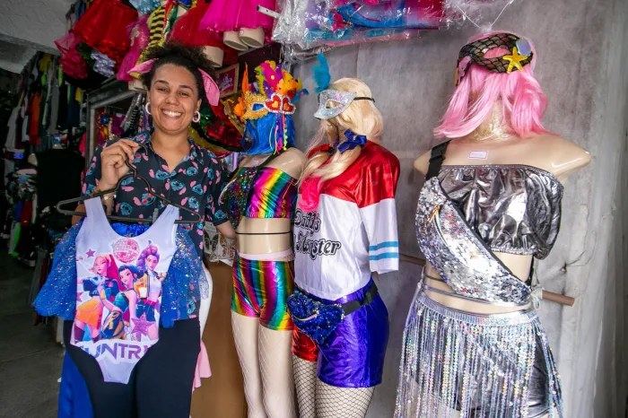 Shoppings populares iniciam vendas de fantasias, acessórios e artigos temáticos para o Carnaval 2026