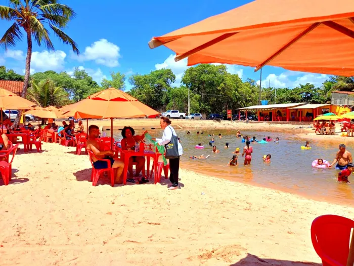 Emlur orienta visitantes e comerciantes durante ações educativas do ‘Amigos da Praia’