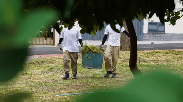 Reeducandos retomam roçada em áreas públicas de Rio Preto