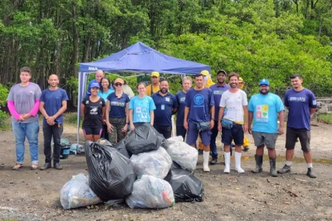 São Sebastião promove ação de educação ambiental no Mangue do Colhereiro e recolhe 152 quilos de lixo 