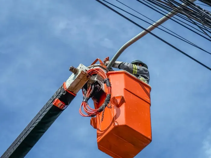 Prefeitura conclui instalação de 56 lâmpadas de LED pelo Programa Banho de Luz em Vilas do Atlântico e Pitangueiras
