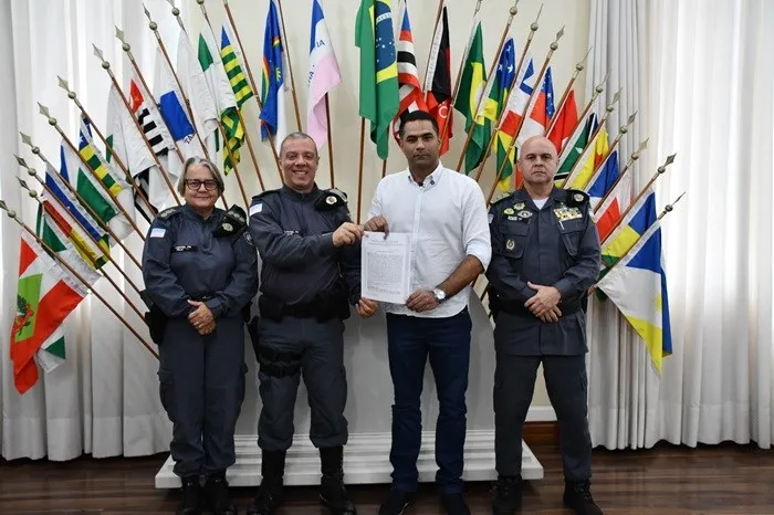 Prefeito de Afonso Cláudio entrega escritura de terreno para construção de nova sede da PM