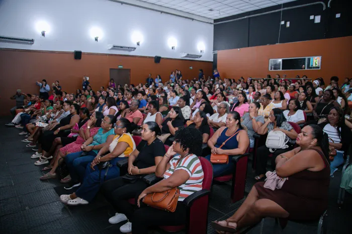Cozinheiras das escolas municipais de Lauro de Freitas participam de capacitação