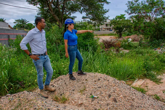 Durante vistoria, prefeita Débora Regis anuncia urbanização da Rua Jovina Machado, em Buraquinho