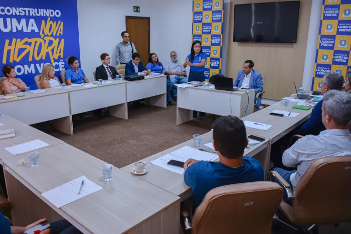 Prefeita Débora Regis ouve associações e cria comissão para tratar do IPTU 2026