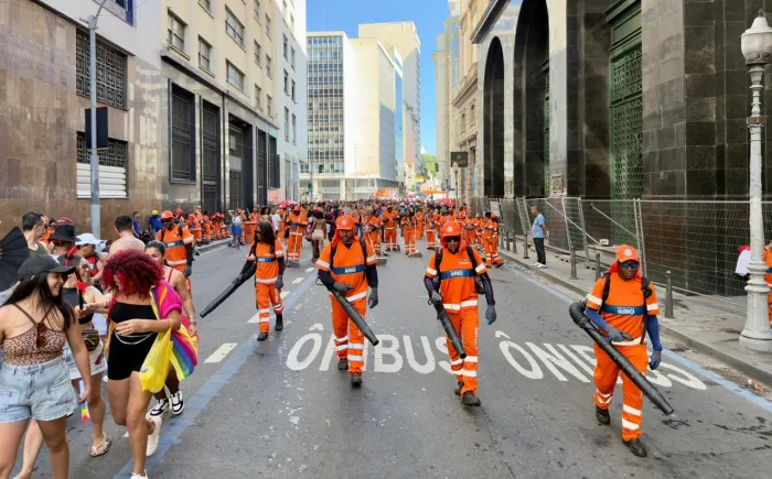 Carnaval 2026: Comlurb prepara operação especial de limpeza para blocos e ensaios técnicos no fim de semana