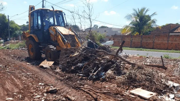 Frentes de trabalho atuam por toda a cidade nesta sexta-feira