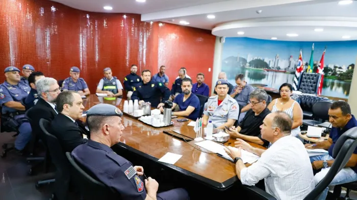 Prefeito reúne forças de segurança e apresenta esquema integrado