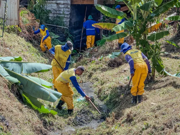 Ruas do bairro de Portão recebem limpeza de canal