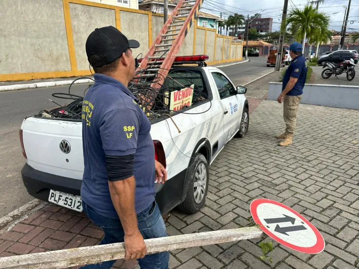 Prefeitura de Lauro de Freitas notifica empresas para remoção de cabeamento irregular em postes