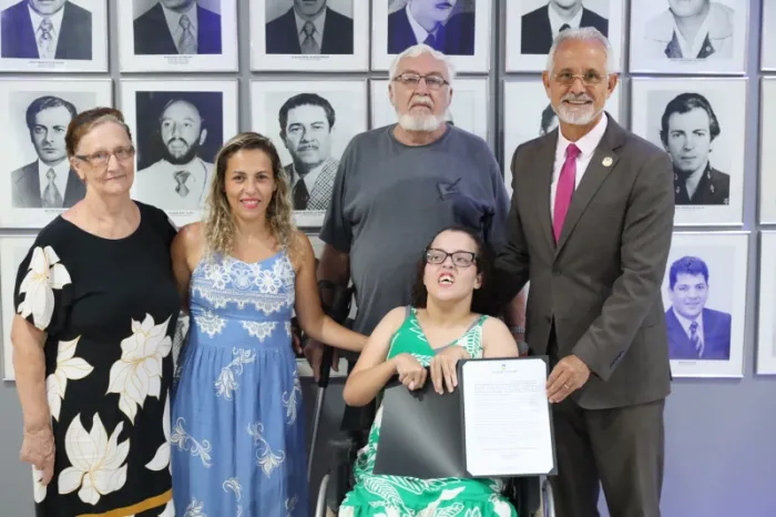 Sergio Nogueira homenageia Escola Reis Veloso e estudante aprovada na UFGD