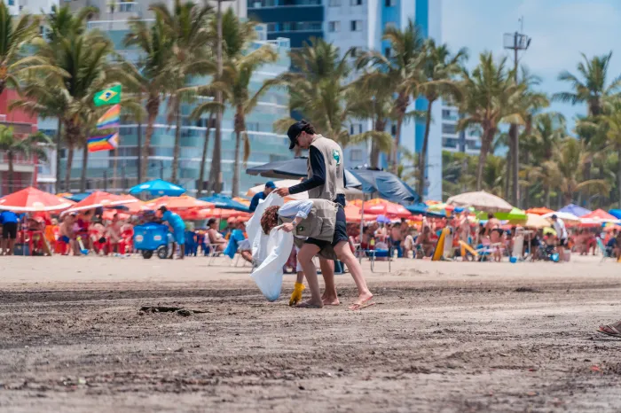 Mutirão ambiental recolhe 80 kg de resíduos em praias de Bertioga e reforça conscientização