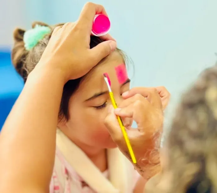 Hospital de Emergência e Trauma de Campina Grande realiza oficina de máscaras e pintura artística para crianças internas