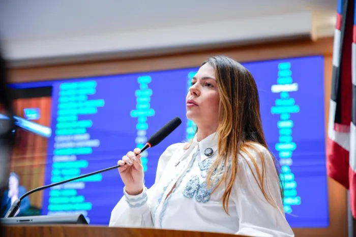 Deputada Janaína durante discurso na tribuna da Assembleia
