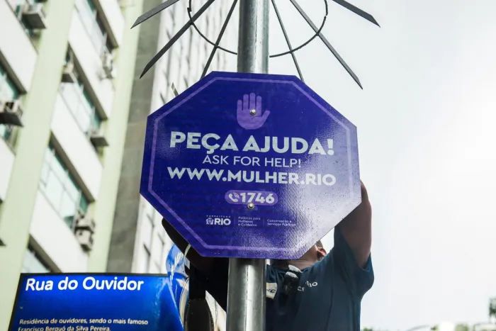 Secretaria da Mulher instala placas “Peça Ajuda” durante o Carnaval para ampliar acesso à rede de proteção no Rio