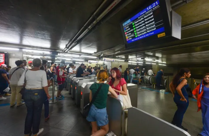 Metrô, CPTM, Poupatempo e Bom Prato têm operação especial por causa do jogo do Brasil nesta segunda (29); confira