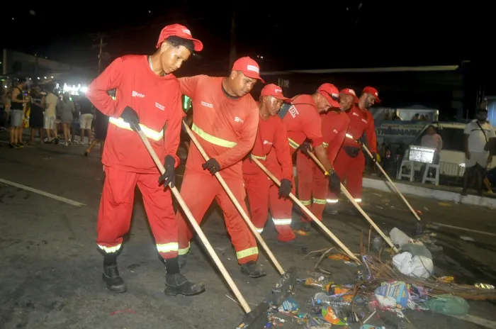 Emlur realiza limpeza da Via Folia na madrugada após desfile do Muriçocas do Miramar