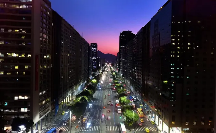 CET-Rio vai interditar a Avenida Presidente Vargas para deslocamento de carros alegóricos a partir da madrugada desta sexta-feira