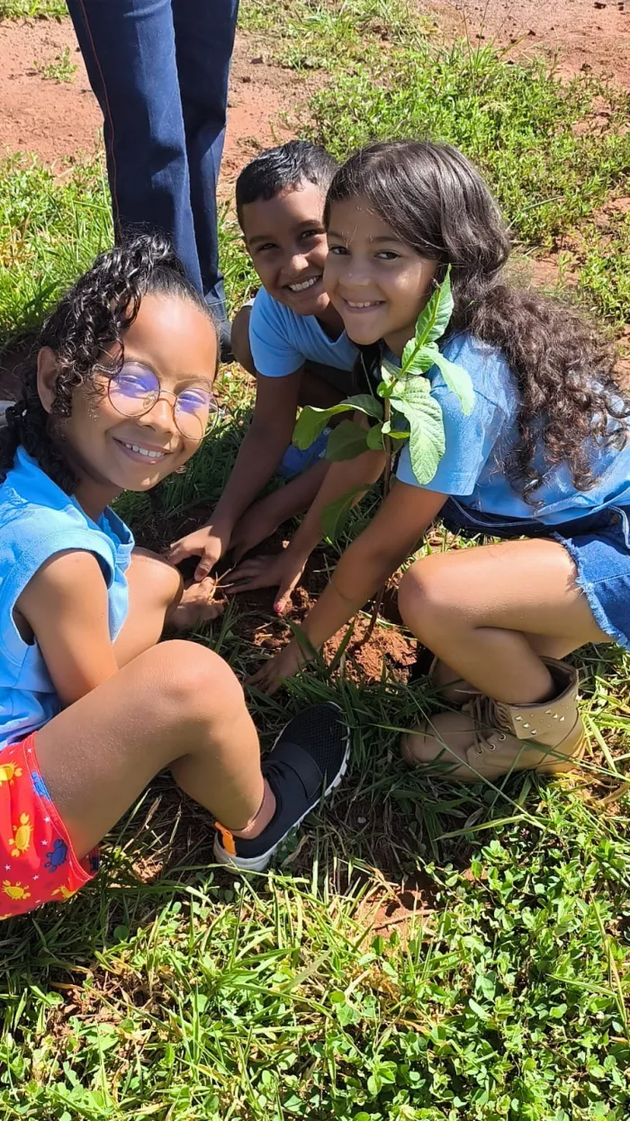 Prefeitura amplia áreas verdes com novo pomar em escola municipal