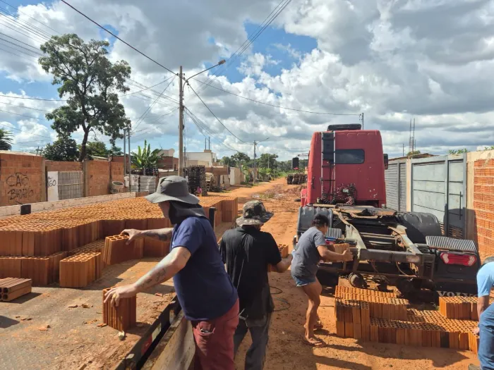 Emha entrega materiais e apoia famílias em situação de vulnerabilidade