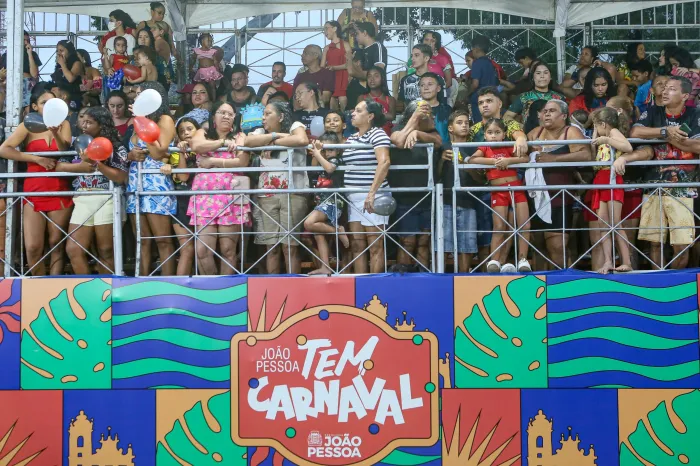 Segundo dia do Carnaval Tradição 2026 lota arquibancadas na Avenida Duarte da Silveira