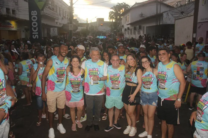 Deputado Catulé Júnior durante bloco de Carnaval em Caxias