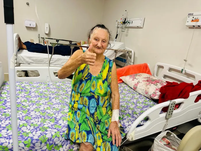 Dona Maria José deixa o HRPI sorridente, após receber alta sem sequelas de um AVC - Cláudia Valéria de Oliveira