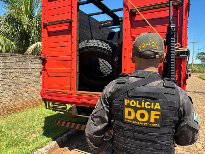 DOF apreende F-4000 carregada com pneus de origem estrangeira em Mundo Novo