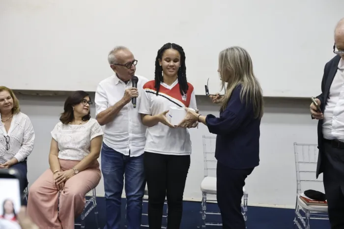 Cícero Lucena amplia inclusão na rede municipal com as entrega de óculos inteligentes para estudantes com deficiência visual