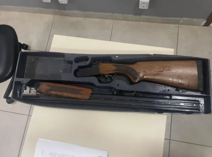 Espingarda foi apreendida durante o cumprimento de um mandado de busca e apreensão - Ascom PMAL