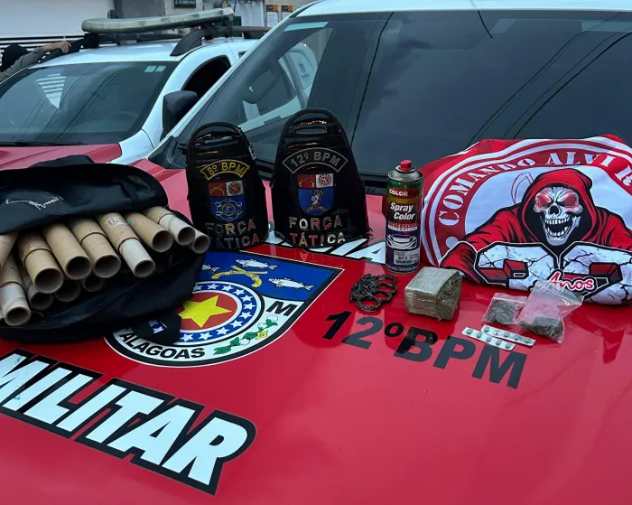 Militares apreenderam fogos de artifício do tipo rojão e entorpecentes que estavam com torcedores - Ascom SSP-AL