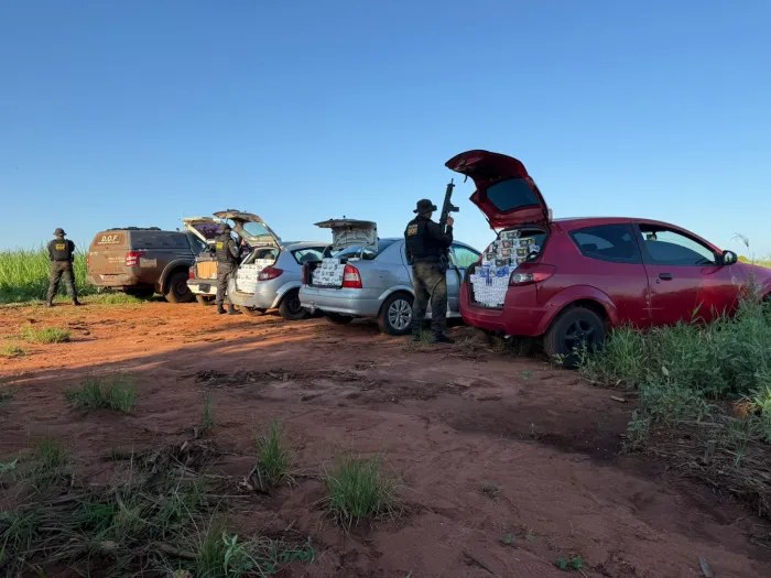 DOF intercepta comboio e apreende quatro veículos com cigarros e celulares em Ponta Porã