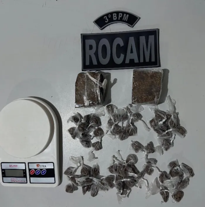 Droga encontrada após abordagem de guarnições de motopatrulhamento do 3º Batalhão - Ascom PMAL