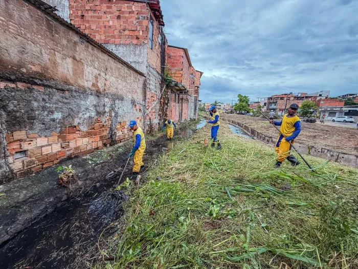 Prefeitura amplia limpeza de canais diante da previsão de fortes chuvas