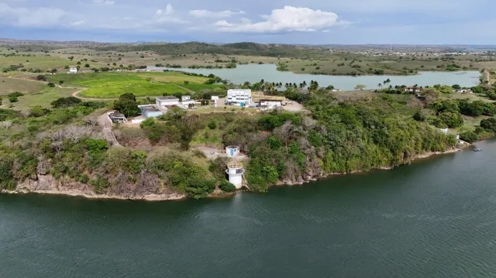 Imagens das obras de implantação da adutora em São Brás; estrutura possui 7 km de extensão - Fotos: Secom / Galeria Falcon Barros e arquivo Casal