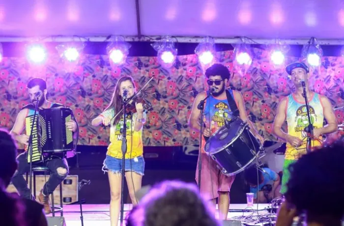 Agendão: fim de semana tem Rosa de Saron, despedida do Carnaval, aulão de dança e shows sertanejos