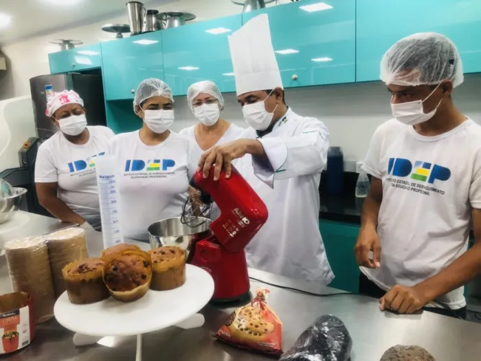 Os alunos dos cursos da Escola Móvel de Panificação e Confeitaria participam de aulas teóricas e práticas, utilizando utensílios e tecnologias
