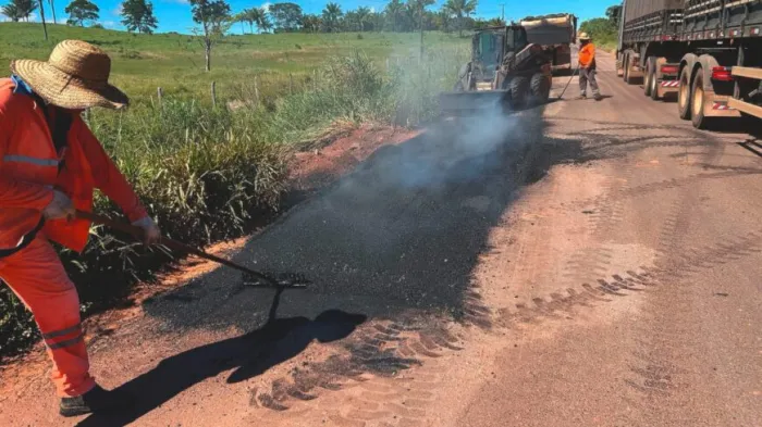 DER-RO executa manutenção na RO-010 sentido Pimenta Bueno, serão 46km contemplados com intervenções que reforçam a estrutura do pavimento